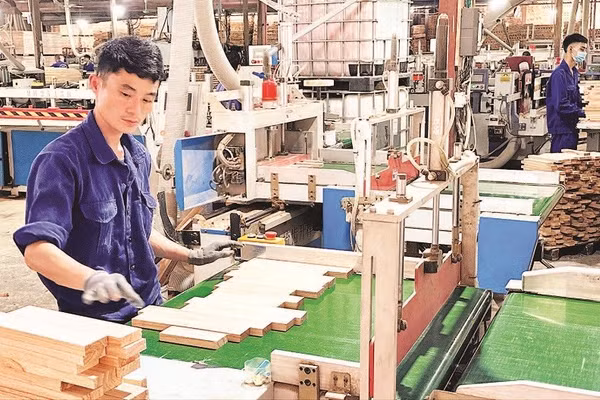 Công nhân Doanh nghiệp tư nhân Đăng Khoa (xã Trấn Yên, tỉnh Lào Cai) hoàn thiện sản phẩm. (Ảnh QUANG THIỀU)