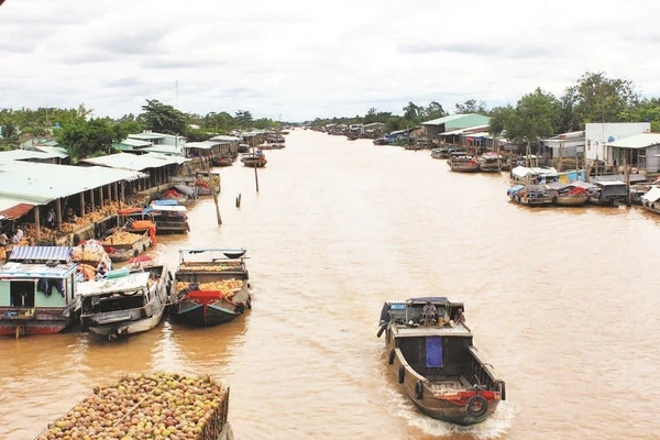 Giao thương đường sông tấp nập tại xã Nhuận Phú Tân.