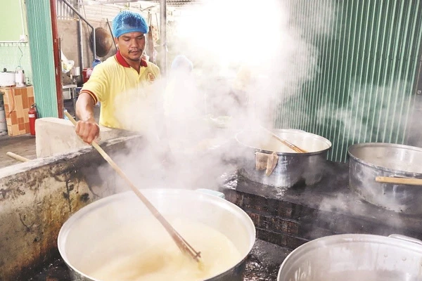 Công nhân người Khmer nấu đường thốt nốt truyền thống.