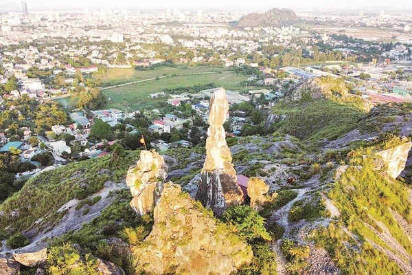 Hòn Vọng Phu trong không gian đô thị ở Thanh Hóa.