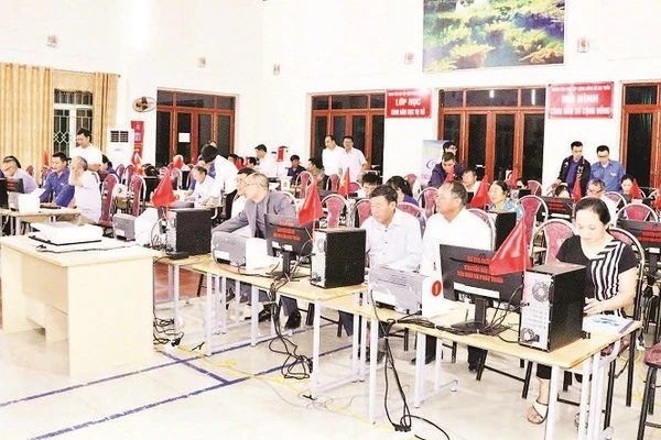 Người dân xã Gia Trấn, tỉnh Ninh Bình tích cực tham gia lớp “Bình dân học vụ số”.