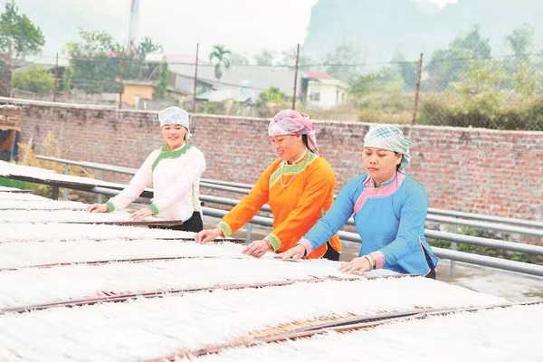 Miến dong Bản Xèo được du khách ưa chuộng.