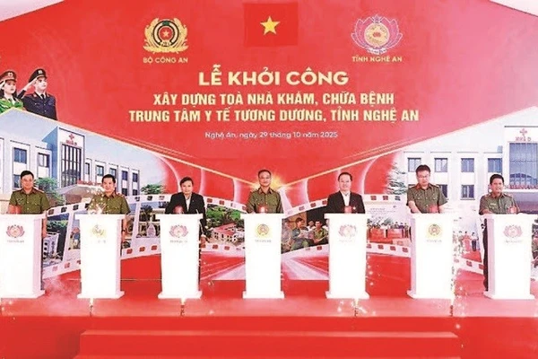 Các đại biểu ấn nút khởi công xây dựng công trình tòa nhà khám, chữa bệnh Trung tâm Y tế Tương Dương. (Ảnh THU HIỀN)