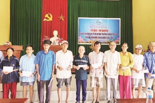 Người dân vùng bị ngập lũ ở xã Nam Hải Lăng (Quảng Trị) nhận quà chia sẻ từ Báo Nhân Dân.