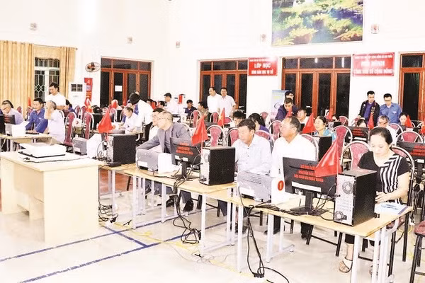 Người dân xã Gia Trấn, tỉnh Ninh Bình tích cực tham gia lớp “Bình dân học vụ số”.