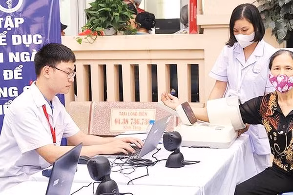 Chăm sóc sức khỏe toàn dân