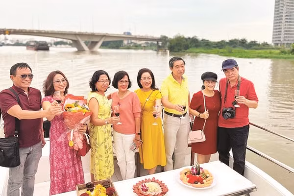 Du khách tham quan tour ngắm cảnh trên sông Sài Gòn (Ảnh MẠNH HẢO)