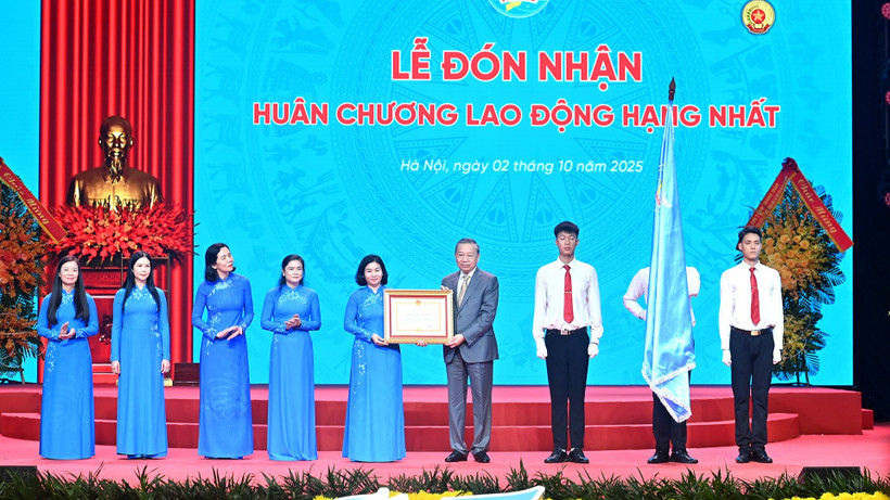 Tổng Bí thư Tô Lâm trao Huân chương Lao động hạng Nhất tặng Hội Liên hiệp Phụ nữ Việt Nam. 