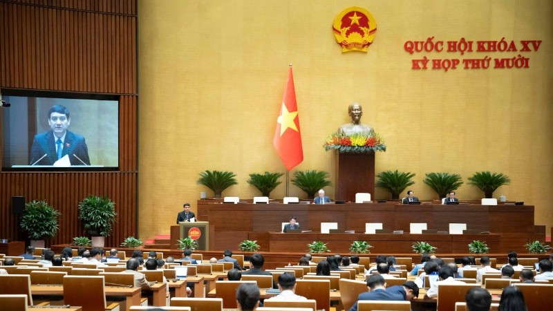 Chủ nhiệm Ủy ban Văn hóa và Xã hội của Quốc hội Nguyễn Đắc Vinh trình bày Báo cáo thẩm tra dự thảo Nghị quyết trước Quốc hội. (Nguồn QUOCHOI.VN)