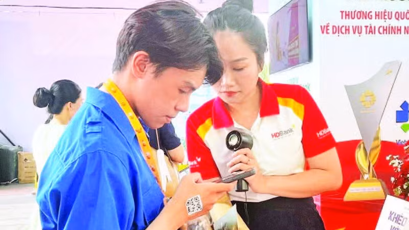 Nhân viên HDBank giới thiệu khách hàng trải nghiệm các dịch vụ số hóa.