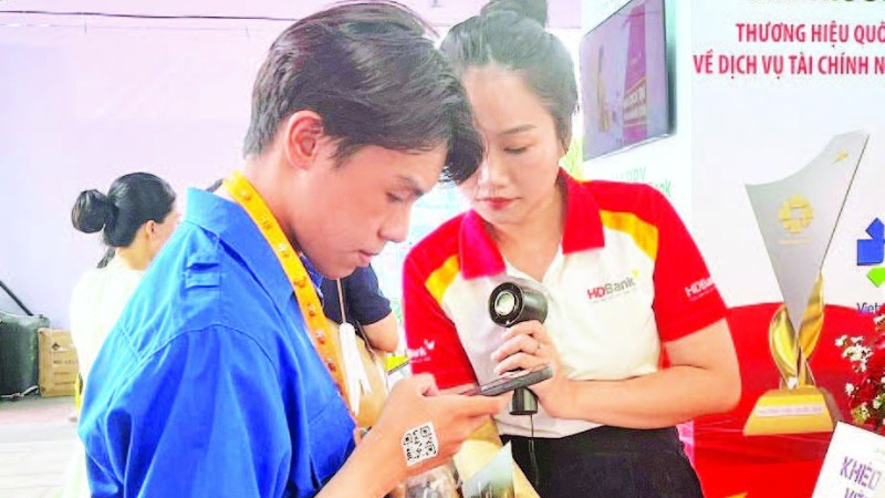 Nhân viên HDBank giới thiệu khách hàng trải nghiệm các dịch vụ số hóa.