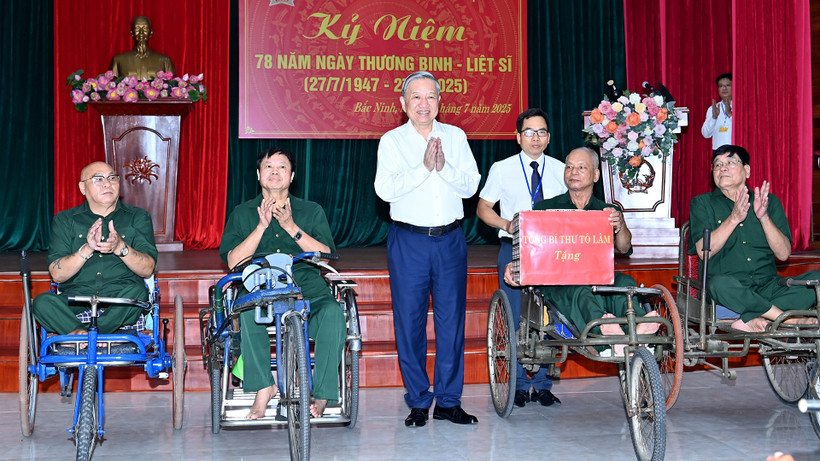 Tổng Bí thư Tô Lâm tặng quà thương binh nặng tại Trung tâm Điều dưỡng thương binh Thuận Thành (phường Ninh Xá, tỉnh Bắc Ninh).