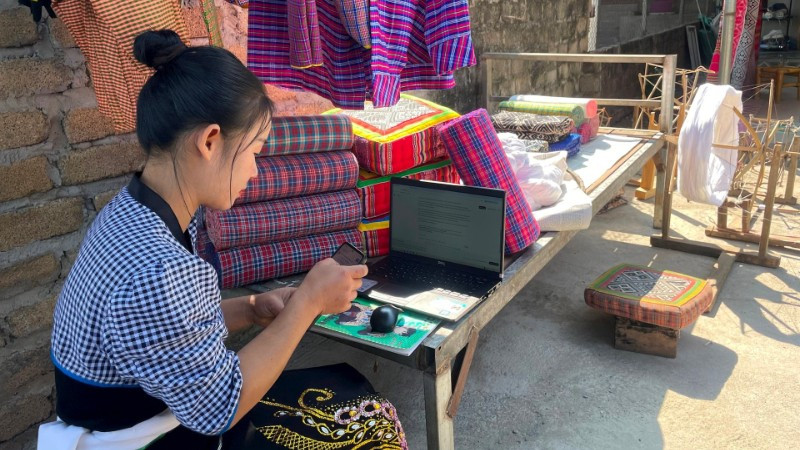 Việc thành thạo các kỹ năng sử dụng công nghệ số giúp chị Hà Thị Thảo điều hành Hợp tác xã dệt bông tốt hơn.