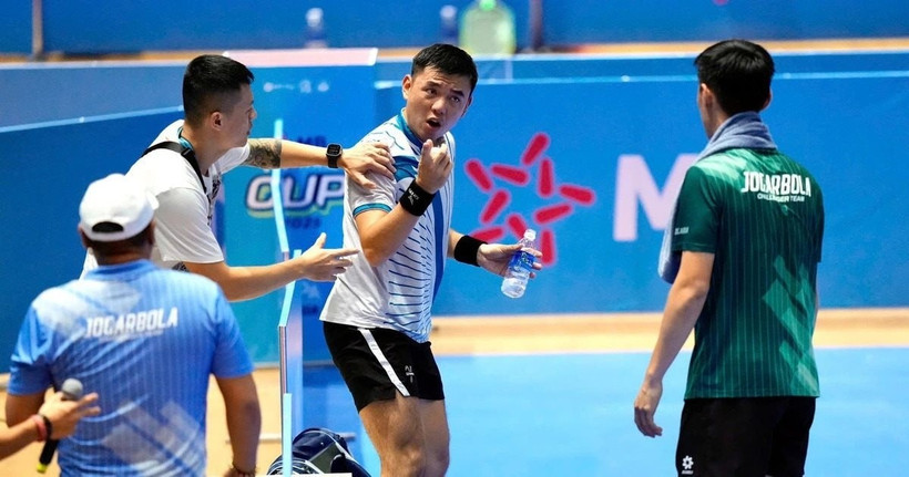Lý Hoàng Nam (giữa) không hài lòng với quyết định thiếu chính xác của trọng tài.