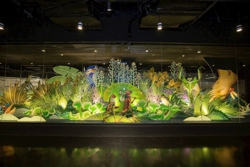 Niềm vui với thành quả sáng tạo như làm bừng sáng gương mặt của nghệ nhân gốm trẻ ở làng nghề truyền thống Phù Lãng, tỉnh Bắc Ninh. (Ảnh Minh Lê)