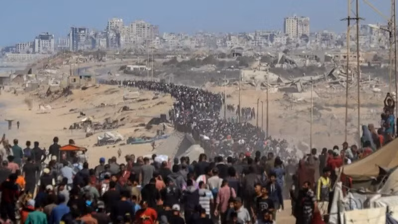 Cư dân Gaza trở về nhà sau khi lệnh ngừng bắn có hiệu lực. Ảnh | Rizek Abdeljawad/Xinhua/IMAGO