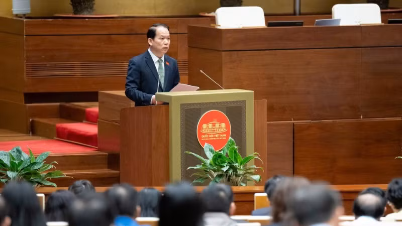 Ủy viên Ủy ban Thường vụ Quốc hội Hoàng Thanh Tùng trình bày Báo cáo thẩm tra dự án Luật trong phiên toàn thể tại Kỳ họp thứ 10 Quốc hội khóa XV. (Nguồn QUOCHOI.VN)