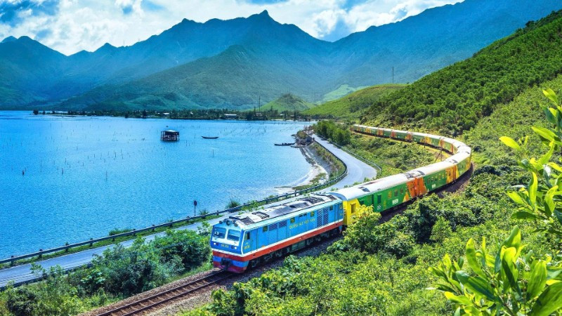 Đoàn tàu giữa không gian hùng vĩ, nên thơ của "thiên hạ đệ nhất hùng quan" Hải Vân. (Ảnh Trần Ngọc Tiến, Xí nghiệp Đầu máy Sài Gòn) 