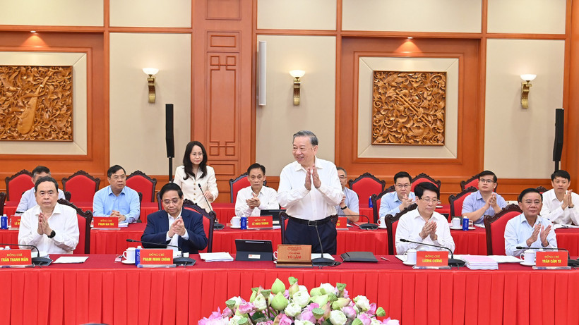 Tổng Bí thư Tô Lâm và các đồng chí lãnh đạo Đảng, Nhà nước chủ trì làm việc với Ban Thường vụ Thành ủy Hà Nội và Thành phố Hồ Chí Minh.