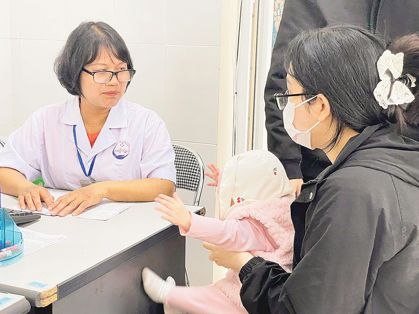 Tiêm chủng miễn phí cho trẻ em tại một phường ở thành phố Hà Nội.