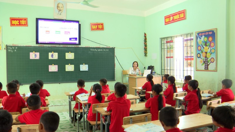 Cô Lô Thị Minh Huế, giáo viên Trường PTDTBT Tiểu học Mậu Long (Tuyên Quang) dạy tiếng Anh cho học sinh.