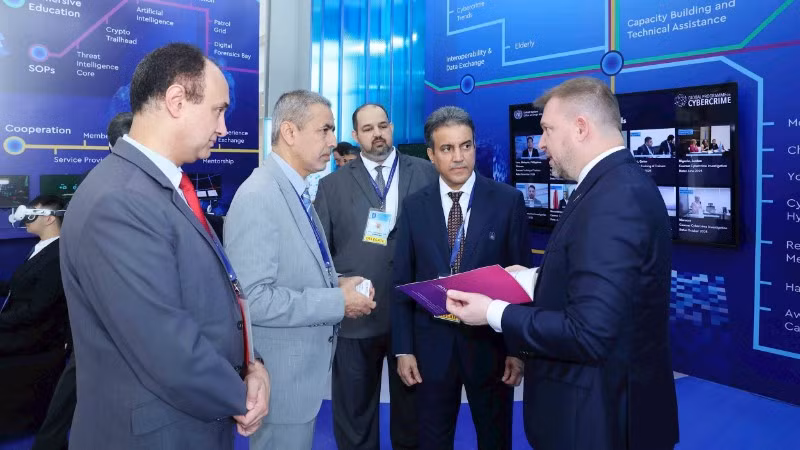 Đại biểu tham quan không gian trưng bày công nghệ của Liên hợp quốc tại Lễ mở ký Công ước Hà Nội. (Ảnh TTXVN)