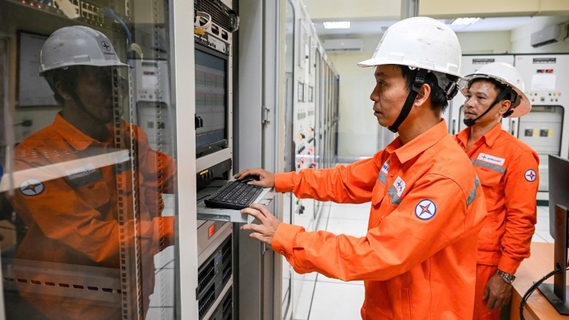 Kiểm tra thông số thiết bị điện tại trạm biến áp. (Ảnh Thành Đạt)