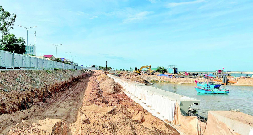 Nhiều hệ thống đê kè được các địa phương gấp rút thi công, bảo đảm phòng, chống lụt bão.