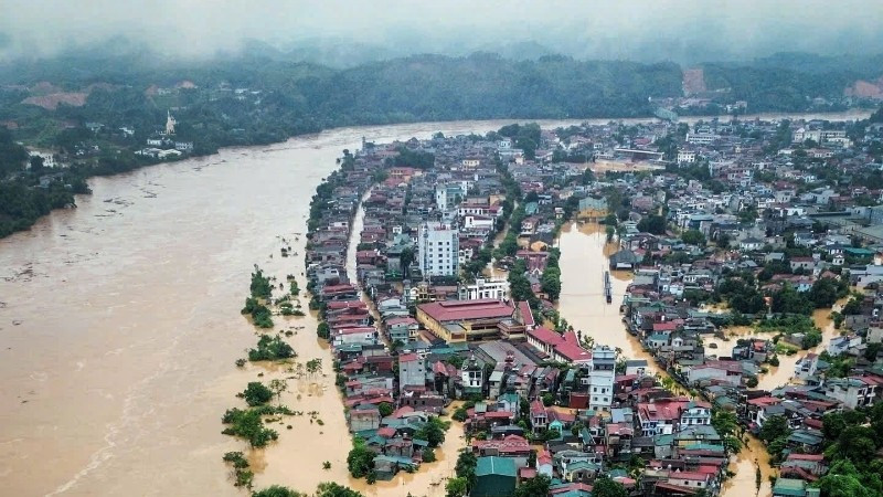 Phường Yên Bái, tỉnh Lào Cai, ngập sâu trong biển nước do ảnh hưởng của đợt mưa lũ vào cuối tháng 9 vừa qua. (Ảnh Thành Đạt)