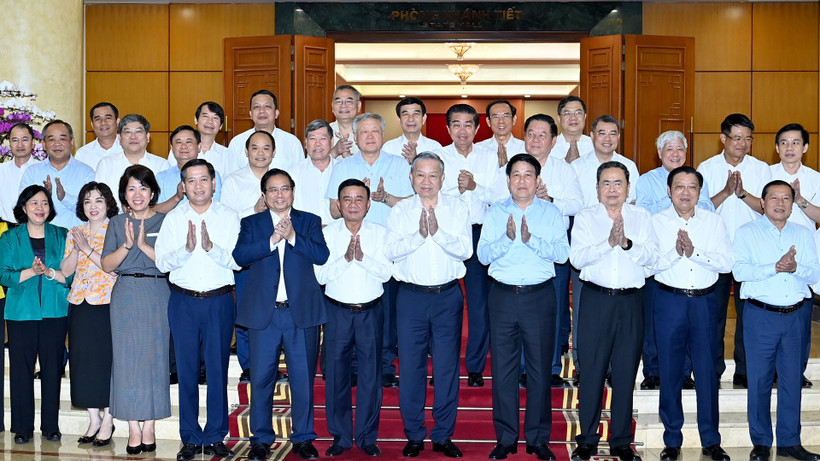 Tổng Bí thư Tô Lâm và các đồng chí lãnh đạo Đảng, Nhà nước với Ban Thường vụ Đảng ủy các cơ quan Đảng Trung ương. 
