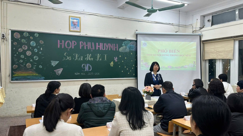 Tại buổi họp phụ huynh kết thúc học kỳ I của lớp 9, giáo viên sẽ trao đổi về việc đăng ký nguyện vọng thi trung học phổ thông của các học sinh. (Ảnh Trường THCS Hoàn Kiếm (Hà Nội)