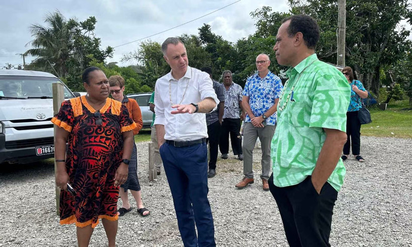 Bộ trưởng Biến đổi Khí hậu Simon Watts (giữa) trong cuộc làm việc tại Vanuatu, New Zealand.
