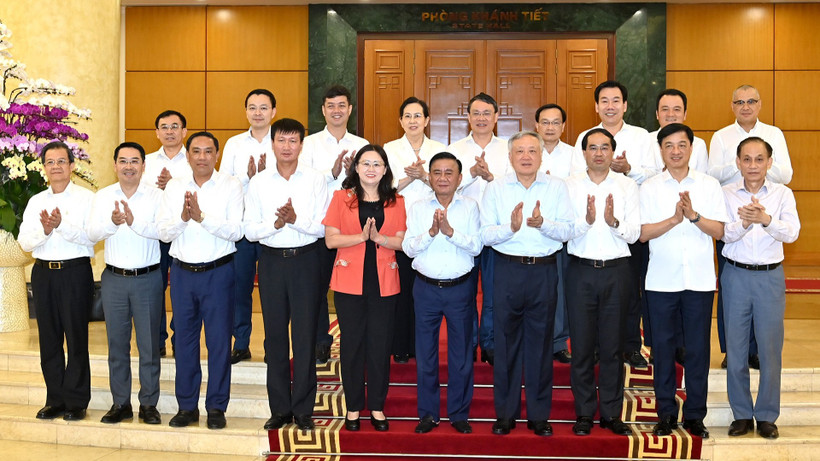 Thường trực Ban Bí thư Trần Cẩm Tú và các đồng chí lãnh đạo Đảng, Nhà nước với Ban Thường vụ Tỉnh ủy Lào Cai.