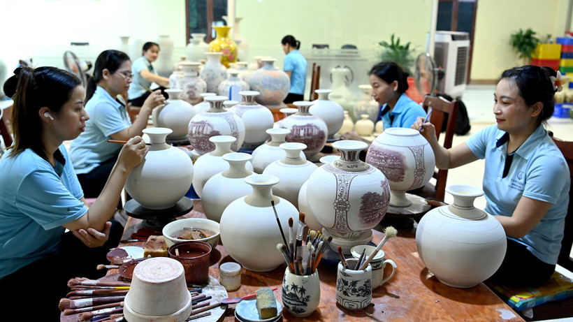 Các nghệ nhân, công nhân Công ty cổ phần Gốm Chu Đậu tăng ca làm việc để cho ra lò những sản phẩm độc đáo, mang ý nghĩa lịch sử.