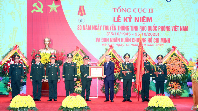 Tổng Bí thư Tô Lâm, Bí thư Quân ủy Trung ương trao Huân chương Hồ Chí Minh tặng Tổng cục II, Bộ Quốc phòng.