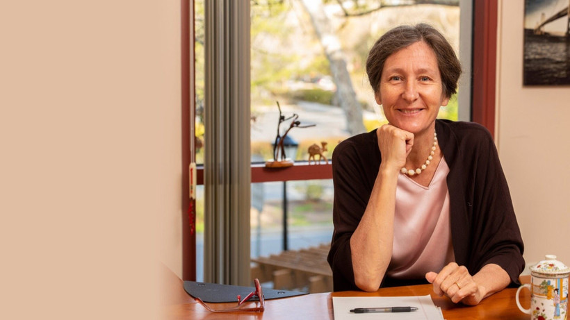 Tiến sĩ Anna Lembke là Giáo sư Tâm thần học và Khoa học hành vi Đại học Stanford (Mỹ).