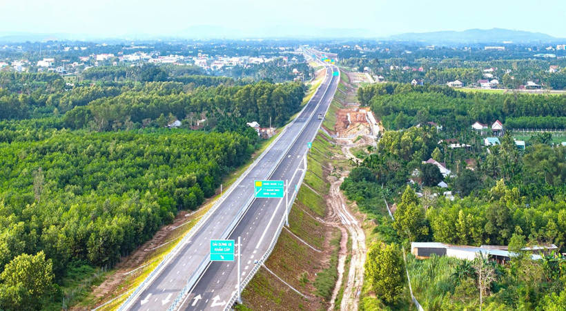 Dự án cao tốc bắc - nam đoạn Quảng Ngãi - Hoài Nhơn đang được chủ đầu tư và các nhà thầu gấp rút hoàn thiện, quyết tâm đưa vào khai thác trước Tết Nguyên đán 2026. (Nguồn ảnh BQLDA II - Bộ Xây dựng)