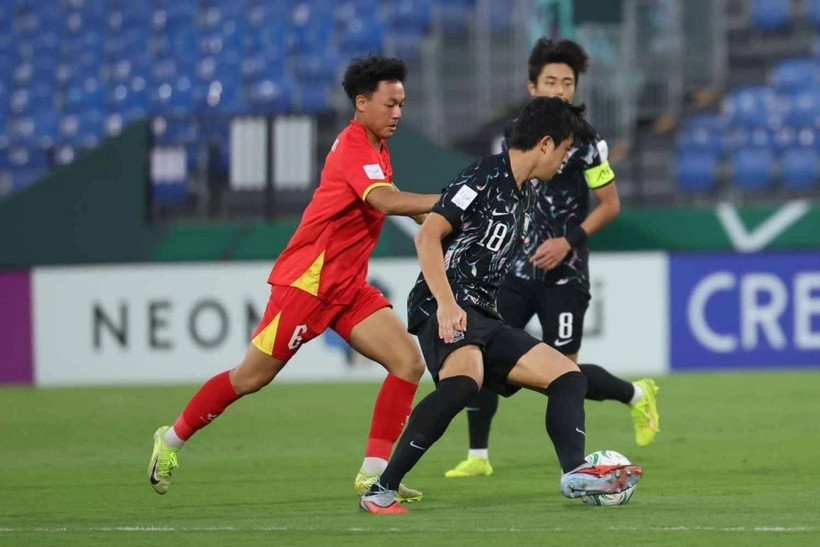 Nguyễn Thái Sơn (trái) gặp chấn thương sau khi thi đấu xuất sắc tại Giải vô địch U23 châu Á.