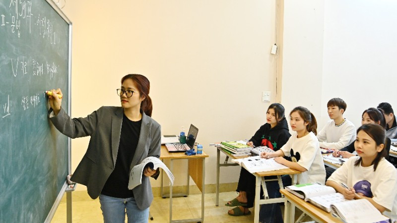 Một lớp học tiếng Hàn dành cho học viên chuẩn bị xuất khẩu lao động. Ảnh Văn Học 
