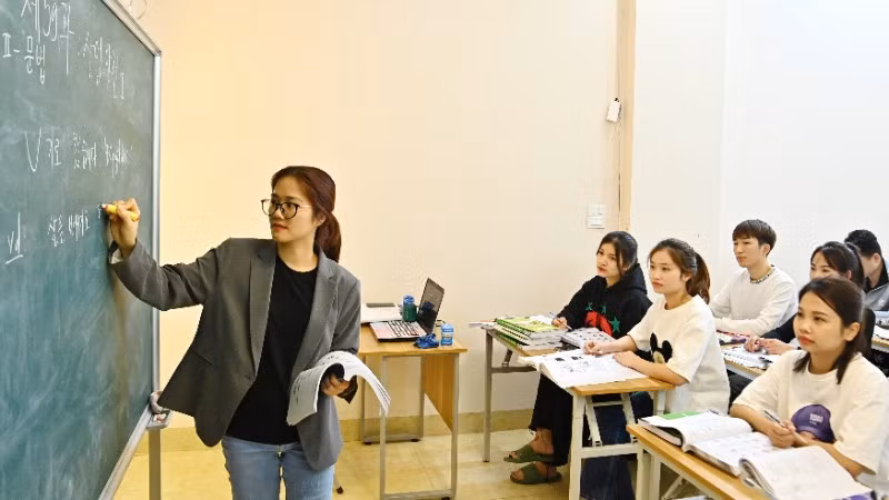 Một lớp học tiếng Hàn dành cho học viên chuẩn bị xuất khẩu lao động. Ảnh Văn Học 