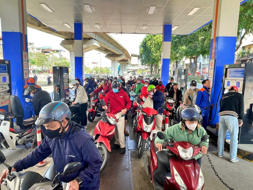 Với việc chủ động lên kịch bản ứng phó kịp thời, hiện tại, Nhà nước và các doanh nghiệp đầu mối cơ bản bảo đảm nguồn cung ổn định, đáp ứng nhu cầu xã hội về xăng dầu. (Ảnh Văn Hiệp)