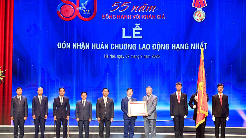 Tổng Bí thư Tô Lâm trao Huân chương Lao động hạng Nhất tặng Đài Truyền hình Việt Nam.