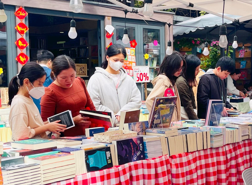 Việc ứng dụng AI trong sáng tác văn chương giúp các tác giả có nhiều tài liệu tham khảo, nghiên cứu, gợi mở sáng tạo để nâng tầm tác phẩm. (Ảnh THỤY DU)