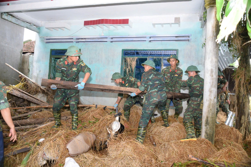 Những “người lính Cụ Hồ” không quản khó khăn, giúp dân từ những việc nhỏ nhất.