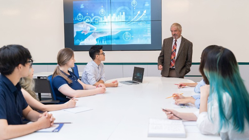 Sinh viên Trường đại học Anh Quốc Việt Nam trao đổi với giảng viên về lĩnh vực dữ liệu số. (Ảnh Thế Đại)