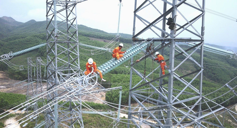 Dự án đường dây 500 kV Lào Cai-Vĩnh Yên đã chính thức hoàn thành sau sáu tháng thi công thần tốc, rút ngắn được gần tám tháng so tiến độ được phê duyệt. (Ảnh Lê Tiên)