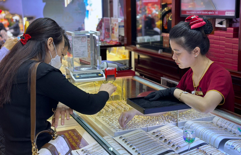 Giá vàng ở thị trường trong nước, sau giai đoạn “sóng tăng” mạnh đã lao dốc bất thường khiến nhiều nhà đầu tư mua vàng ở đỉnh đang phải chịu khoản lỗ nặng nề. (Ảnh: Minh Phương) 