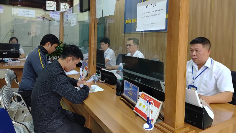 Việc bồi dưỡng kiến thức cho cán bộ, công chức hiện nay là vô cùng cần thiết để bảo đảm phục vụ nhân dân được tốt hơn. (Ảnh VĂN HỌC)