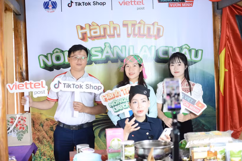 Người dân vùng cao Lai Châu được Viettel Post hướng dẫn tham gia livestream bán hàng trên nền tảng thương mại điện tử.