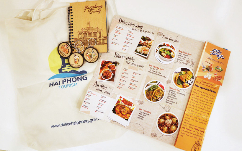 Bộ quà tặng xinh xắn mà Sở Du lịch Hải Phòng chuẩn bị để tặng cho du khách trong một “food tour”. (Nguồn TTXVN)